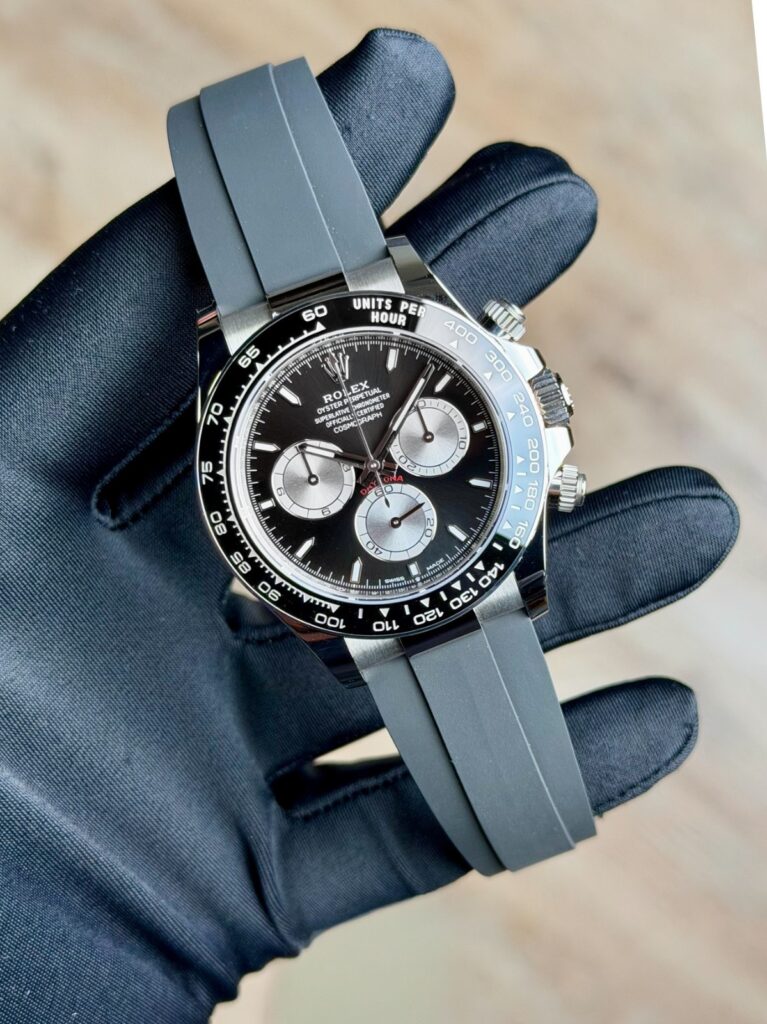 Rolex Daytona 40 Black/Silver Index Oysterflex 2026 Unworn 126519LN
