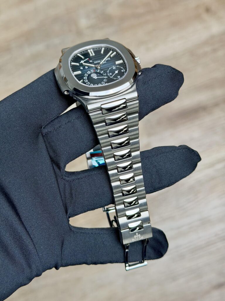 Patek Philippe Nautilus 40mm UNWORN 2025 Moon Phase Blue Black Index 5712/1A-001