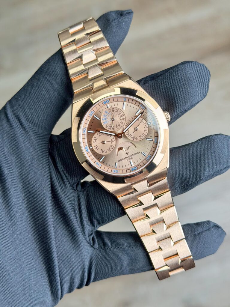 Vacheron Constaintin Overseas 41.5mm UNWORN 2026 Gold 4300V/220R-H144
